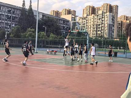 人们在看台上的人在球场上打球 AI 生成的内容可能不正确。