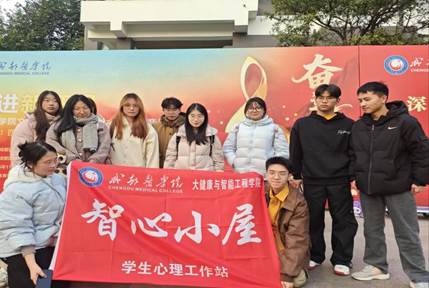 一群人站在一起合影AI 生成的内容可能不正确。